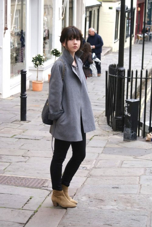 Девушка в бежевых ботильонах