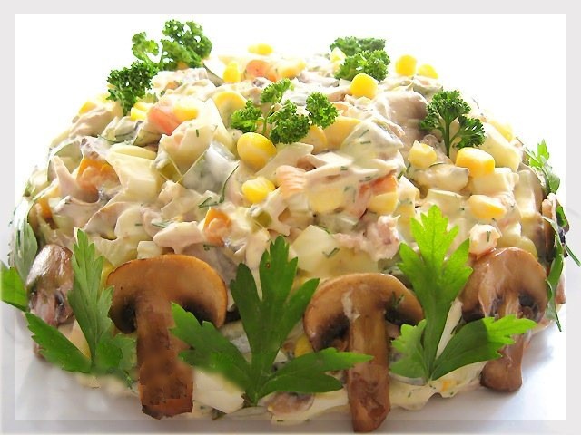 Салат «Осенний» с курицей грибами и маринованными огурцами