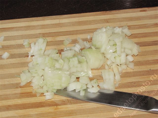 Очистить луковицу от шелухи, помыть и измельчить ее на разделочной доске. пошаговое фото приготовления кулебяки