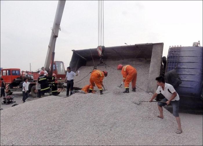 Ужасная авария, в которой водитель остался жив (6 фото)