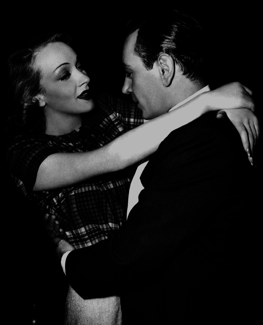 1942. Джордж Рафт и Марлен Дитрих в павильоне студии Universal во время съемок «Негодяев»