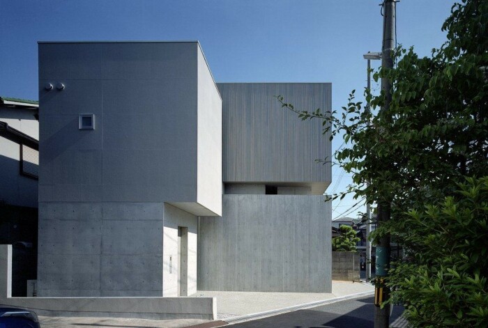Закрытый фасад – единственное правильное решение для домов, построенных рядом с оживленной улицей и тротуаром (Тоёнаке, Япония). | Фото: homedit.com.