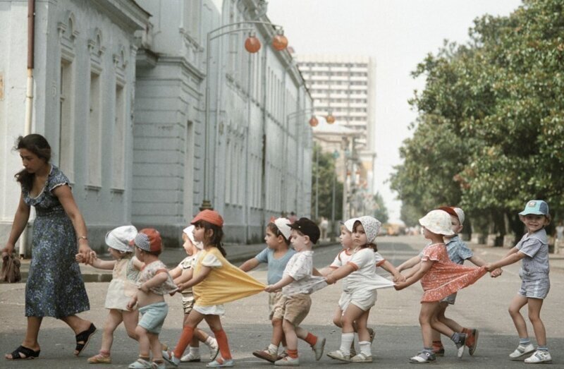 Воспитанники детского сада переходят дорогу в Батуми, 1987 год. Впечатляющие картины жизни прошлых столетий
(39 фото)