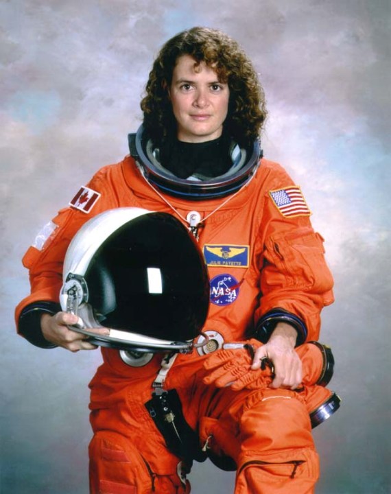вторая канадская женщина-космонавт / астронавт Жюли Пейет. Фото