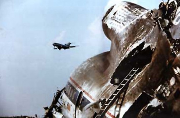 Останки лайнера, разбившегося в Чикаго в 1979 году