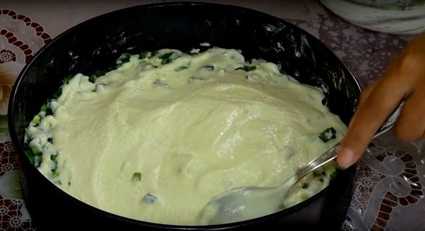 Экспресс-рецепт заливного пирога с луком и яйцом