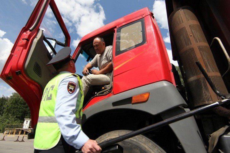 Сотрудники ГИБДД попались на рекордной взятке Сотрудники ГИБДД попались на рекордной взятке взятка, во дают, вьетнамцы, менты, рекорд