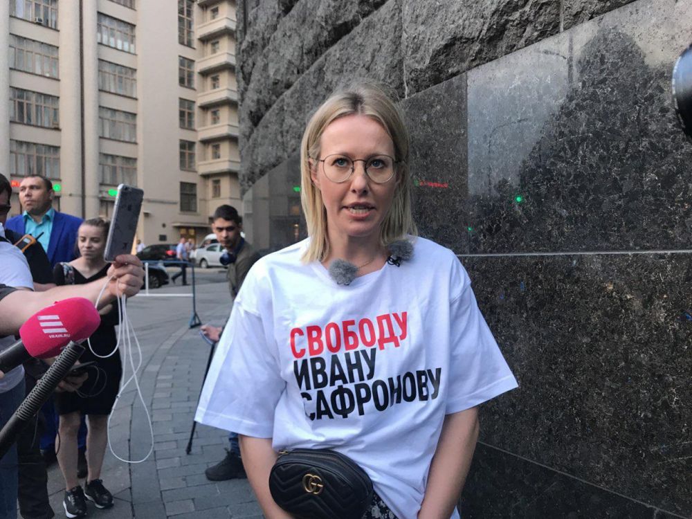 Оказывается, Собчак ходила на пикет в поддержку Сафронова, чтобы снять рекламу