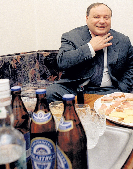 Егор Тимурович любил закладывать за воротник. Многие его сотрудники считают, что он умер от алкоголизма. Фото Владимира ВОРСОБИНА/«Комсомольская правда»