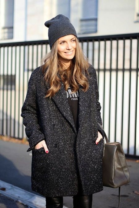 Девушка в серой шапке