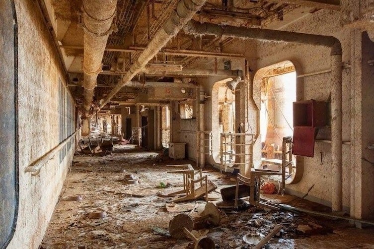 Фотограф пробрался на заброшенный круизный лайнер Фотограф пробрался на заброшенный круизный лайнер