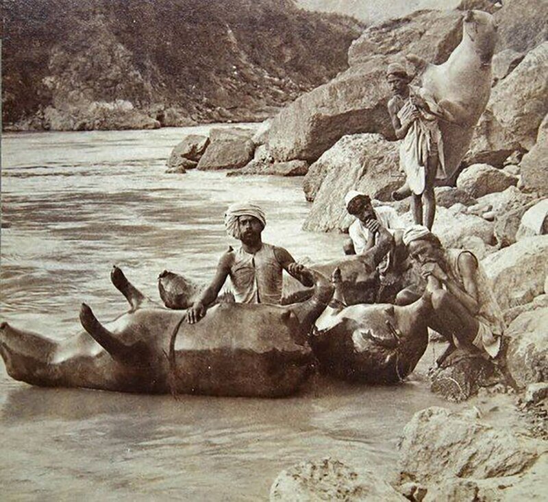 Надувные лодки из бычьих шкур, Северная Индия, 1900 г Впечатляющие картины жизни прошлых столетий
(39 фото)