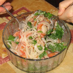 Салат с копченостями и маринованным луком.