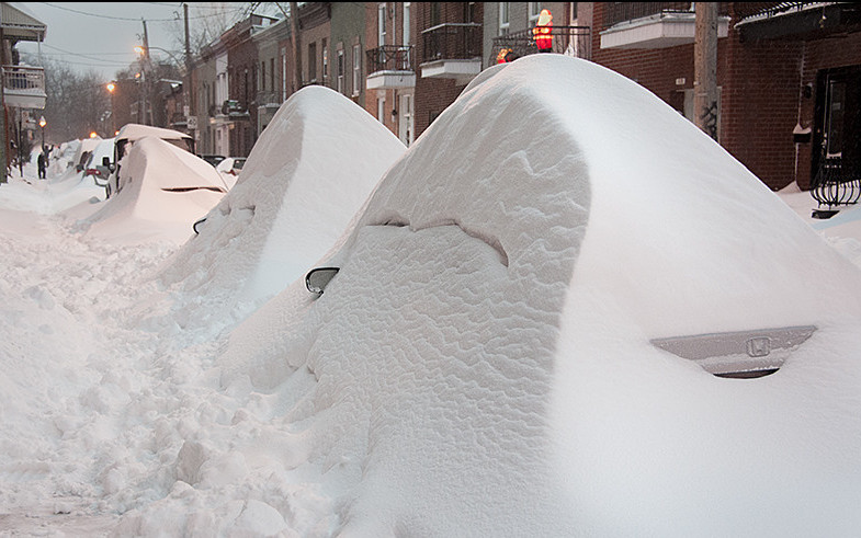 Найти зимним утром свой автомобиль на парковке достаточно сложно зима, прикол, снег, юмор