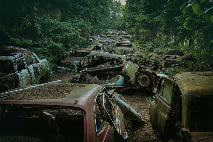 Немец десять лет искал по всей Европе кладбища старых машин — от тракторов до «Мерседесов»