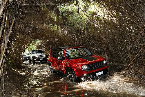 Renegade в исполнении Trailhawk способен преодолевать полуметровые броды. Правда, Wrangler готов штурмовать водные преграды глубиной до 76 см