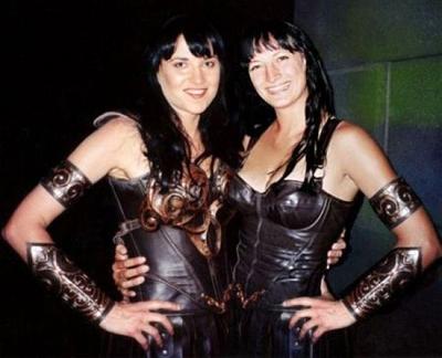 Актриса Люси Лоулесс (Lucy Lawless) и каскадер Зои Белл (Zoe Bell) во время съемок телесериала «Зена - королева воинов» (1995-2001). Актриса Люси Лоулесс (Lucy Lawless) и каскадер Зои Белл (Zoe Bell) во время съемок телесериала «Зена - королева воинов» (1995-2001).