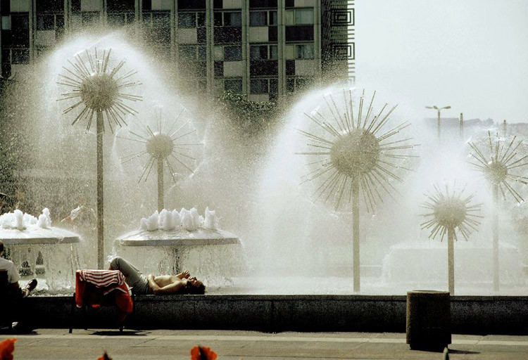 Мужчина отдыхает под фонтаном-одуванчиком в Дрездене винтаж, германия, люди, фото