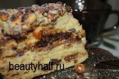 Наполеон с изюмом и заварным кремом.