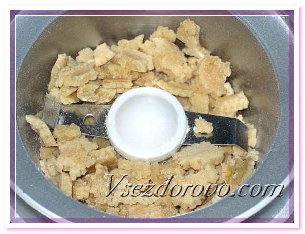 В результате получится растрескавшаяся корка, которую размалываем в кофемолке до состояния пудры