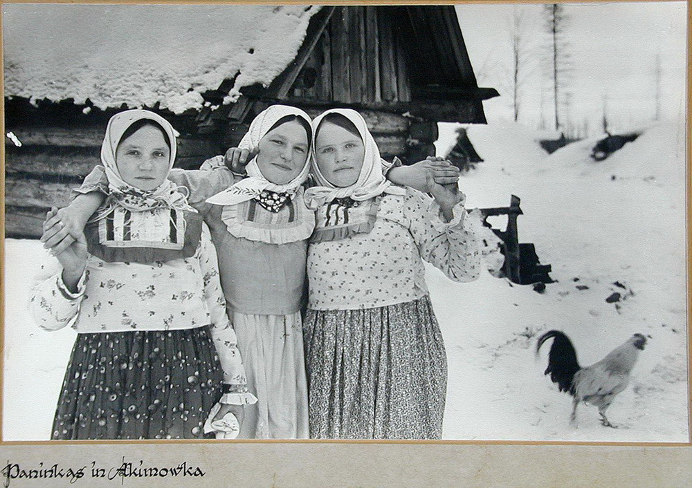 Советские крестьянки из деревни Акимовка. Зима 1943 года. Калужская область Советские крестьянки из деревни Акимовка. Зима 1943 года. Калужская область деревня, фото