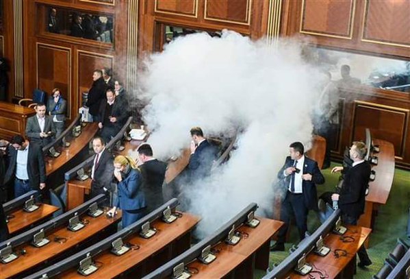 Украине есть, на кого равняться - в парламенте Косово распылили слезоточивый газ