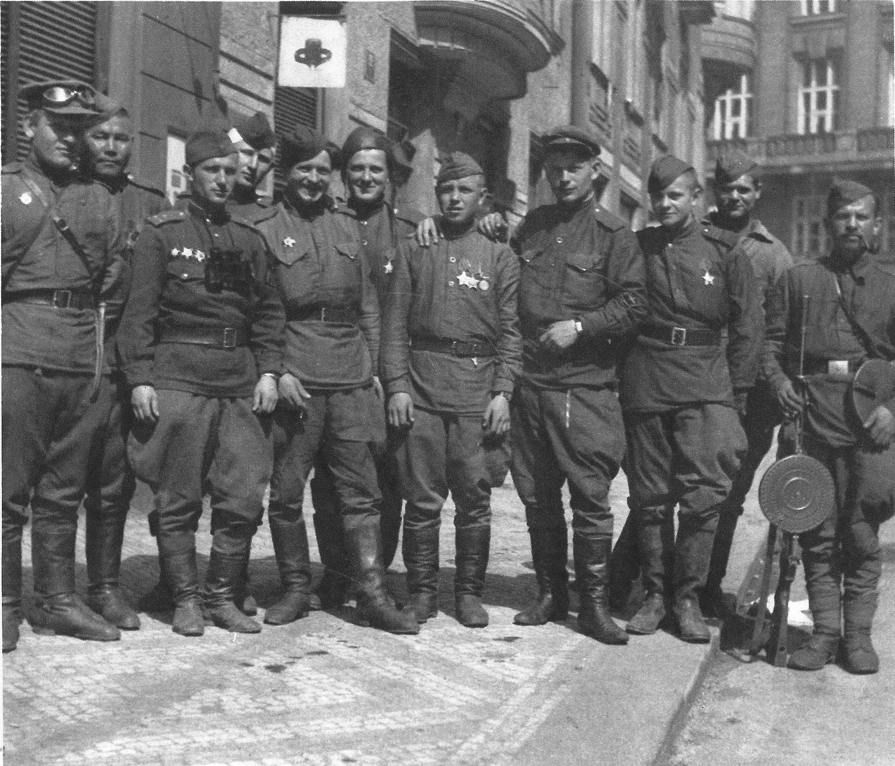 Зверства советских солдат в Чехословакии. 75 фото. Очень рекомендовано к прочтению!