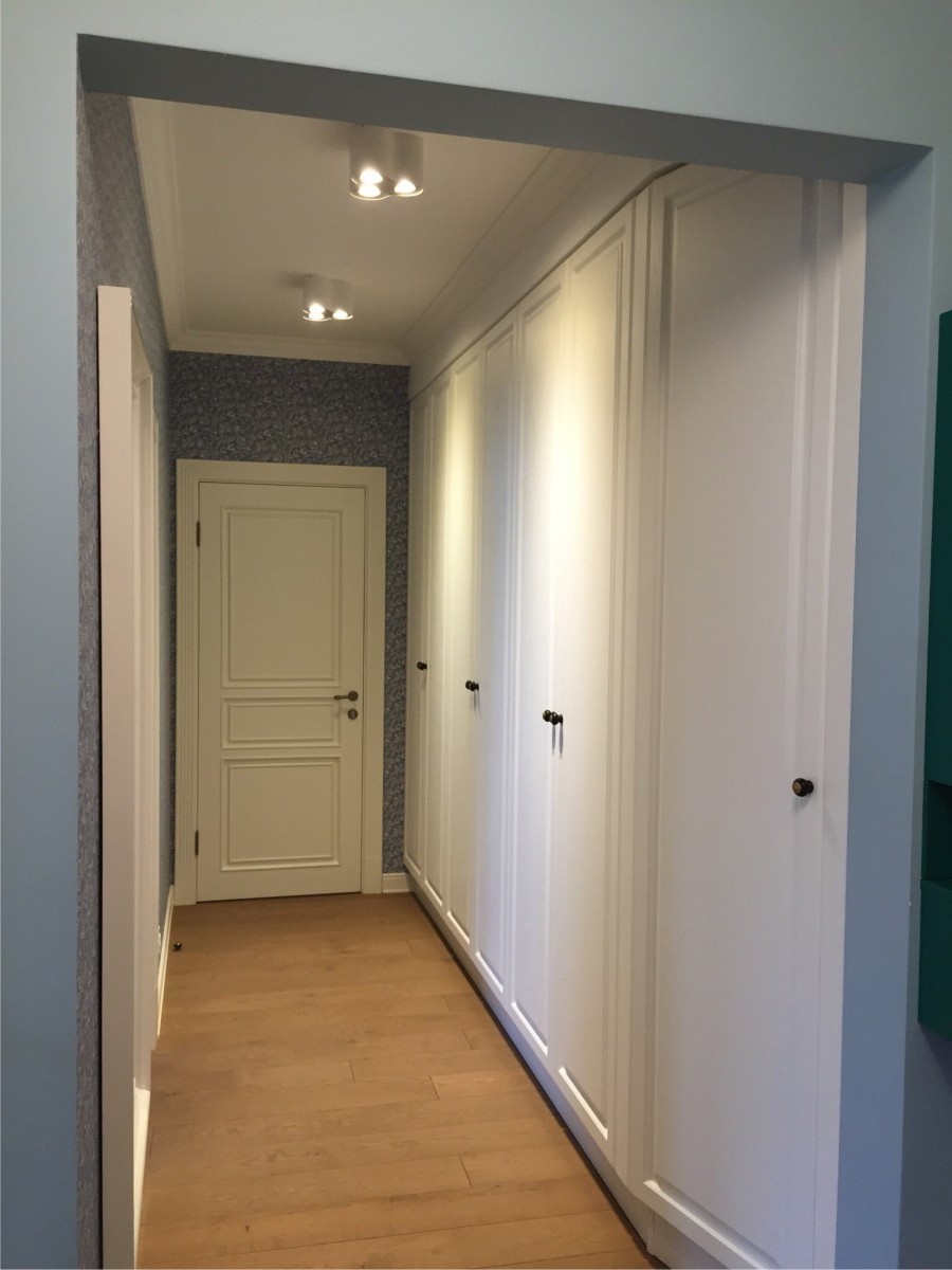 Белые межкомнатные двери, шкафы в коридоре