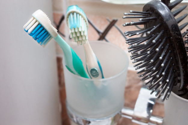 4. Спрячьте ваши отвратительные зубные щётки гости, лайфхаки, хитрости