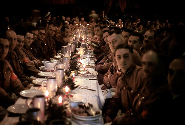 Офицеры и курсанты празднуют Рождество Христово 1941 года. 