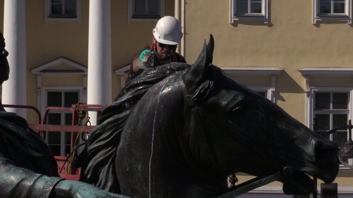 Мытому коню можно и в глаза посмотреть. Памятники Петербурга подготовили ко Дню города. ФАН-ТВ