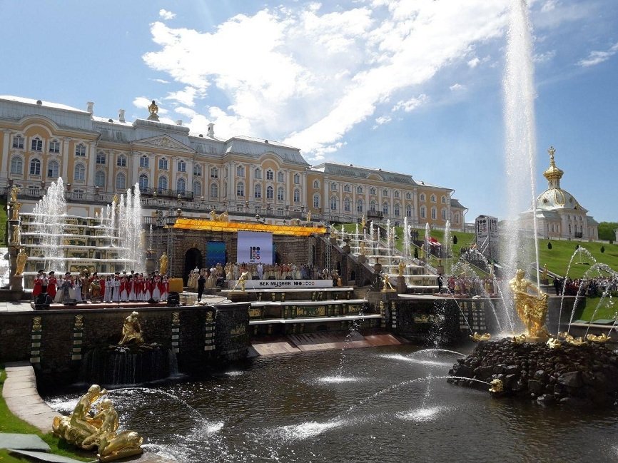 Дворцы Петербурга открыли летний сезон фонтанов «Дворцовой сагой»