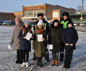 В Самарской области сотрудники Госавтоинспекции вместе с учащимися провели профилактическую акцию «Безопасная дорога»