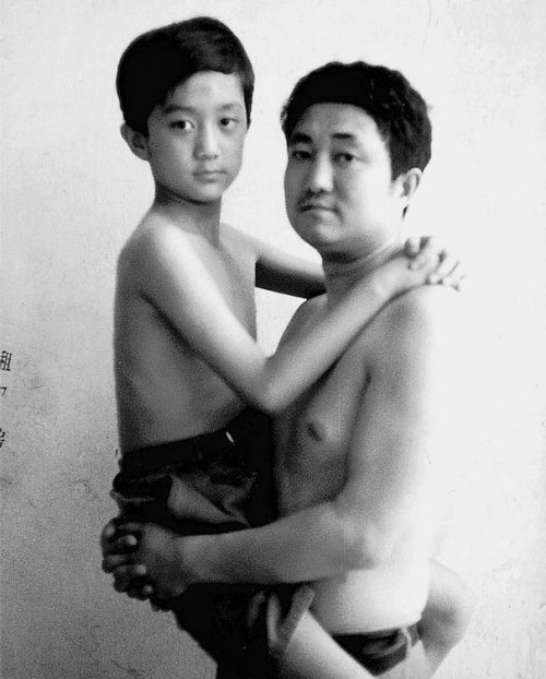 Отец с сыном каждый год делают одну и ту же фотографию (29 фото) Отец с сыном каждый год делают одну и ту же фотографию (29 фото)
