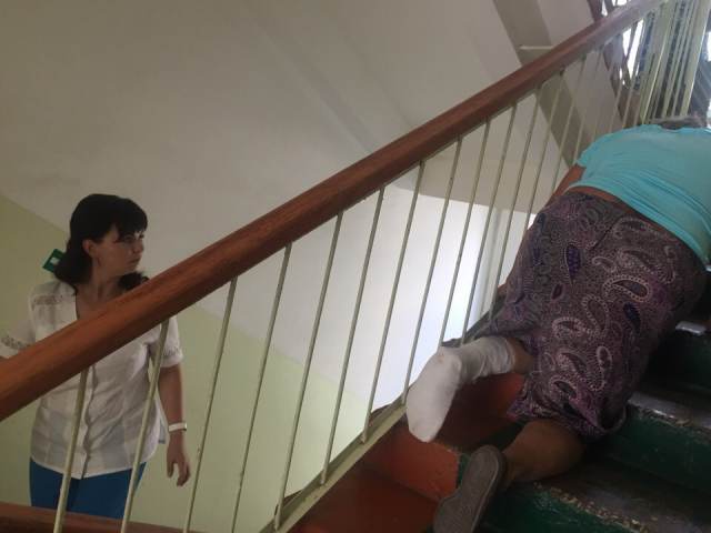 Мордовская пенсионерка проползла три этажа из-за неработающего лифта в поликлинике
