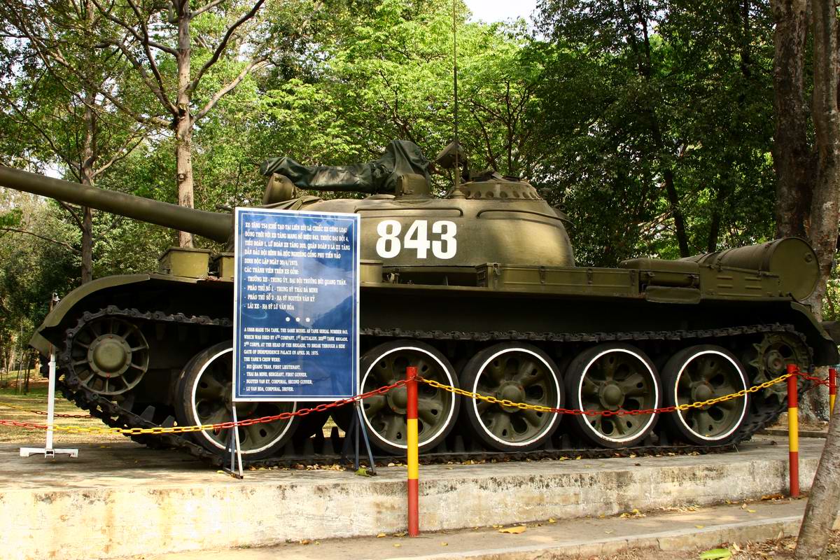 Танк армии Северного Вьетнама Т-54 с бортовым номером 843 из состава экспозиции на территории Дворца Воссоединения (бывшего Президентского дворца) в Хошимине