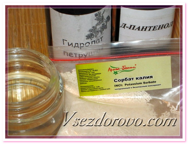 Предварительно отливаем немного гидролата и растворяем в нем Д-пантенол