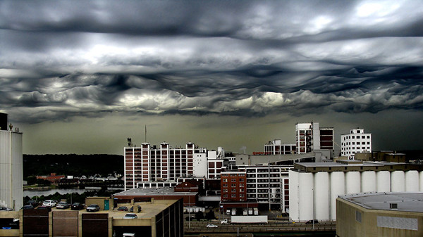 Кстати, об облаках: это вовсе не кадр из голливудского фильма о конце света. Это редкий вид облаков, называемый Undulatus asperatus, в штате Айова.