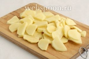 Картофель нарезать средними ломтиками.