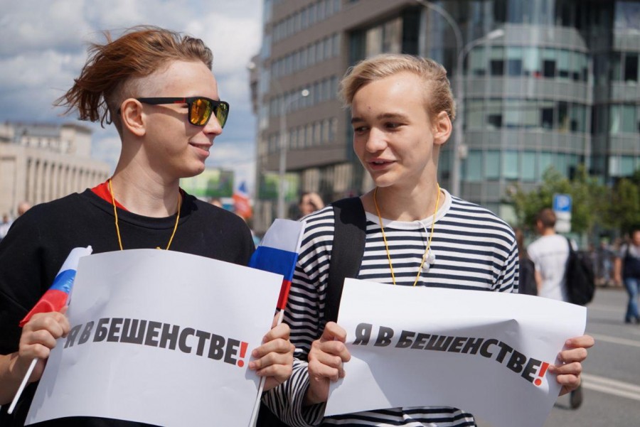 Навальнята развернули флаг, под которым убивают русских Донбасса Навальнята развернули флаг, под которым убивают русских Донбасса