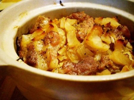 Капуста тушеная с мясом в горшочке.
