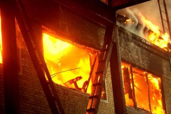 Взрыв в жилом доме в ЛНР: четверо пострадавших