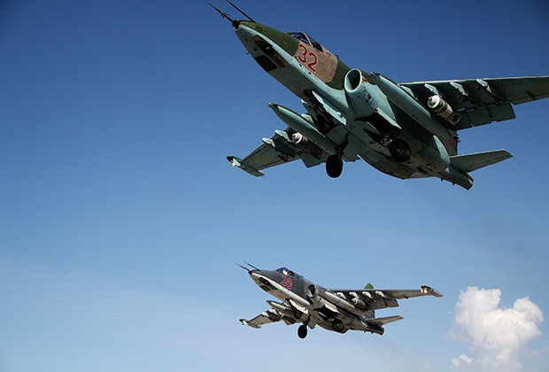 Российские штурмовики Су-25 взлетают с авиабазы Хмеймим в Сирии