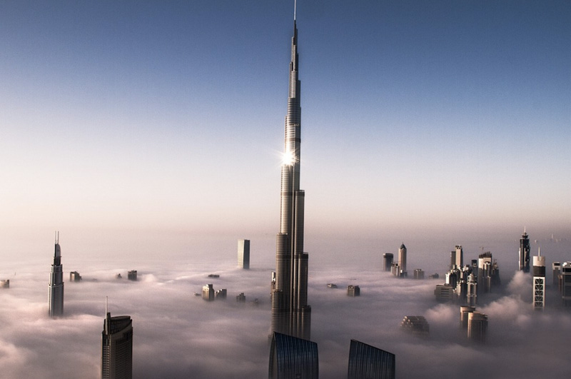 Подняться на самое высокое в мире здание Бурдж-Халифа в Дубае, высота которого составляет 828 метров.
 