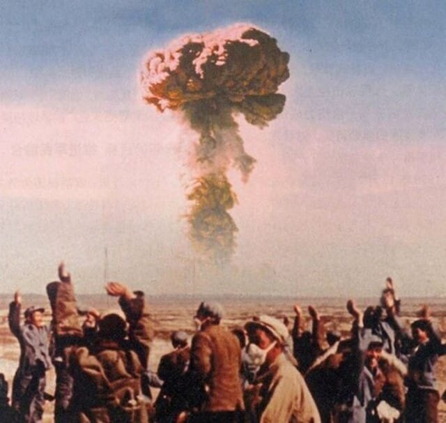 Китайцы на испытании своей первой атомной бомбы, 1964 год. Впечатляющие картины жизни прошлых столетий
(39 фото)