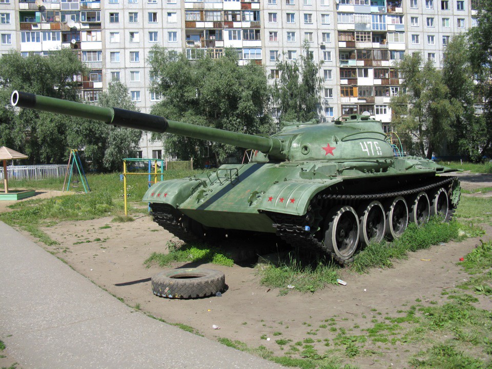 1. Советский средний танк Т-62 в одном из дворов Омска. памятники, танки