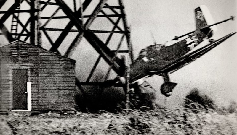 Момент падения немецкого пикирующего бомбардировщика Ju-87 «Stuka» Момент падения немецкого пикирующего бомбардировщика Ju-87 «Stuka» Великая отечественая война, архивные фотографии, вторая мировая война