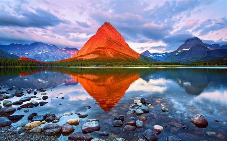 К сожалению, эта гора не сделана из чипсов. Так освещает эту гору солнце на рассвете в национальном парке Глейшер (штат Монтана, США).