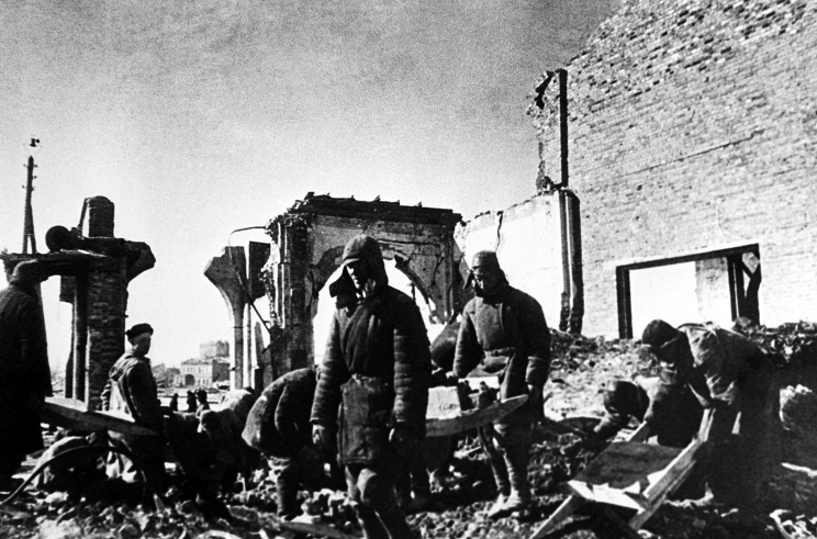 ID: 10632304
Описание: Советский Союз. Курск. Жители города восстанавливают локомотивное депо, 1943 год. Фотохроника ТАСС