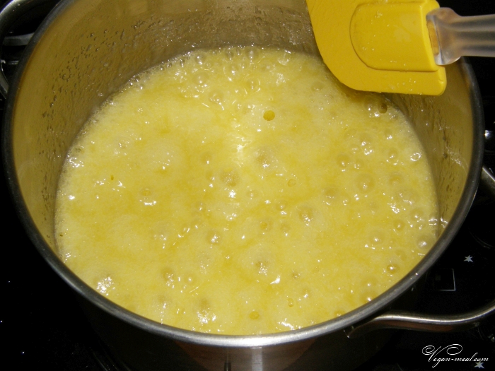 греть масло с сахаром до закипания помешивая